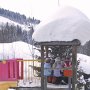 Spielturm unter Schnee